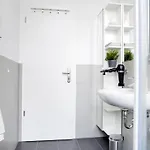 Sc 06 By Rockchair L Superhost Status L 4 Bedrooms Boxspringbeds 2 Bathrooms Balcony Elevator - Cozy Family & Business Flair Welcomes You! * Berlín