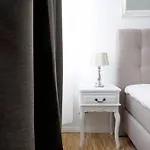 Sc 06 By Rockchair L Superhost Status L 4 Bedrooms Boxspringbeds 2 Bathrooms Balcony Elevator - Cozy Family & Business Flair Welcomes You! * Berlín