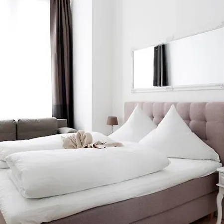 Sc 06 By Rockchair L Superhost Status L 4 Bedrooms Boxspringbeds 2 Bathrooms Balcony Elevator - Cozy Family & Business Flair Welcomes You!