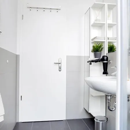 Sc 06 By Rockchair L Superhost Status L 4 Bedrooms Boxspringbeds 2 Bathrooms Balcony Elevator - Cozy Family & Business Flair Welcomes You! * Berlin