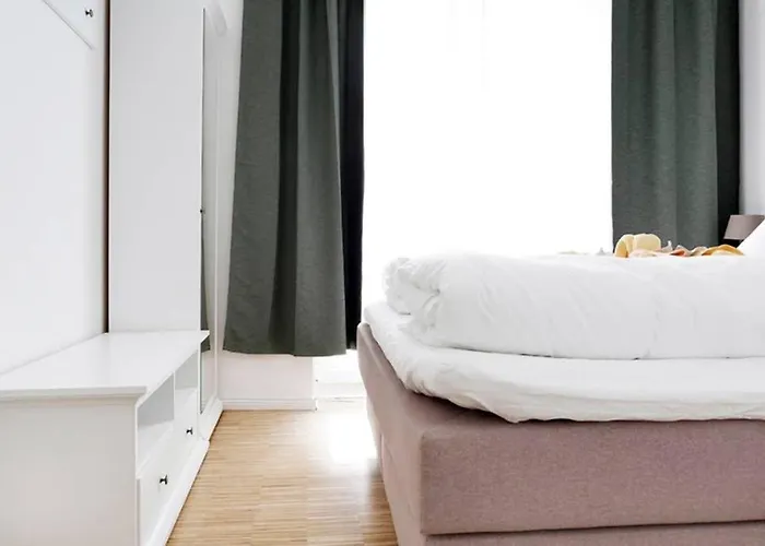 Sc 06 By Rockchair L Superhost Status L 4 Bedrooms Boxspringbeds 2 Bathrooms Balcony Elevator - Cozy Family & Business Flair Welcomes You! برلين